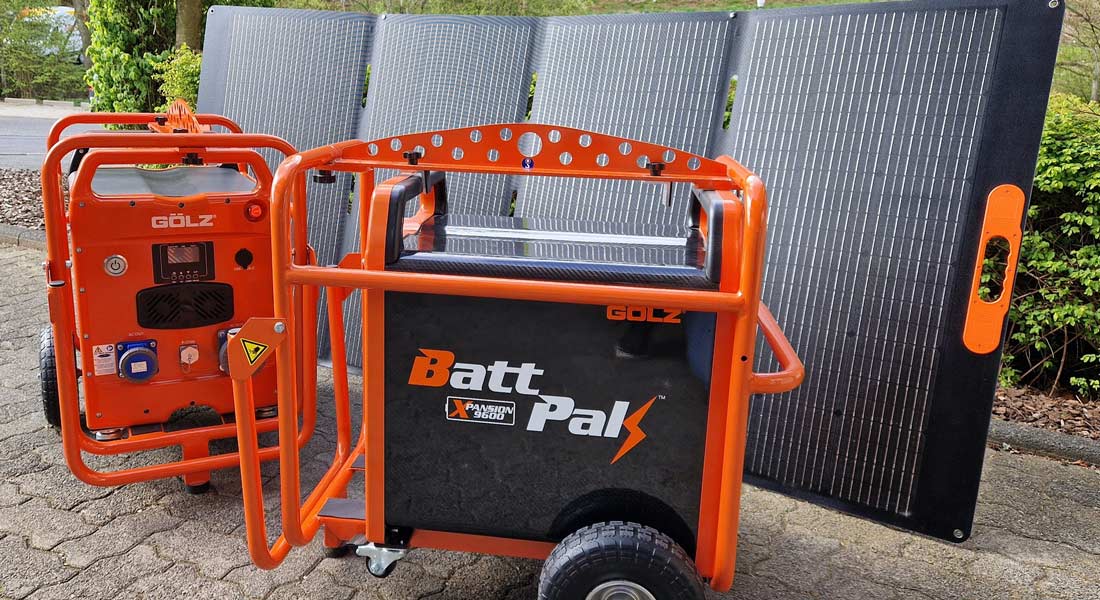 Erweiterungsspeicher Xpansion 9600 mit Solarpanel im Transportwagen